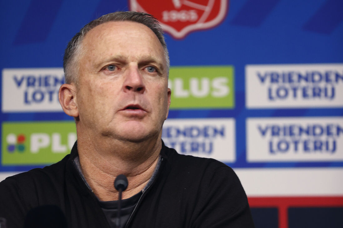 John van den Brom tijdens een persconferentie