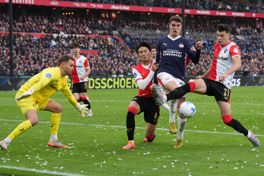 Tsuyoshi Watanabe en Anel Ahmedhodzic in duel met Guus Til