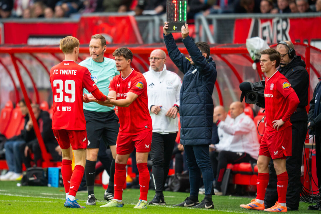 Bas Kuipers komt in het veld voor Mats Rots