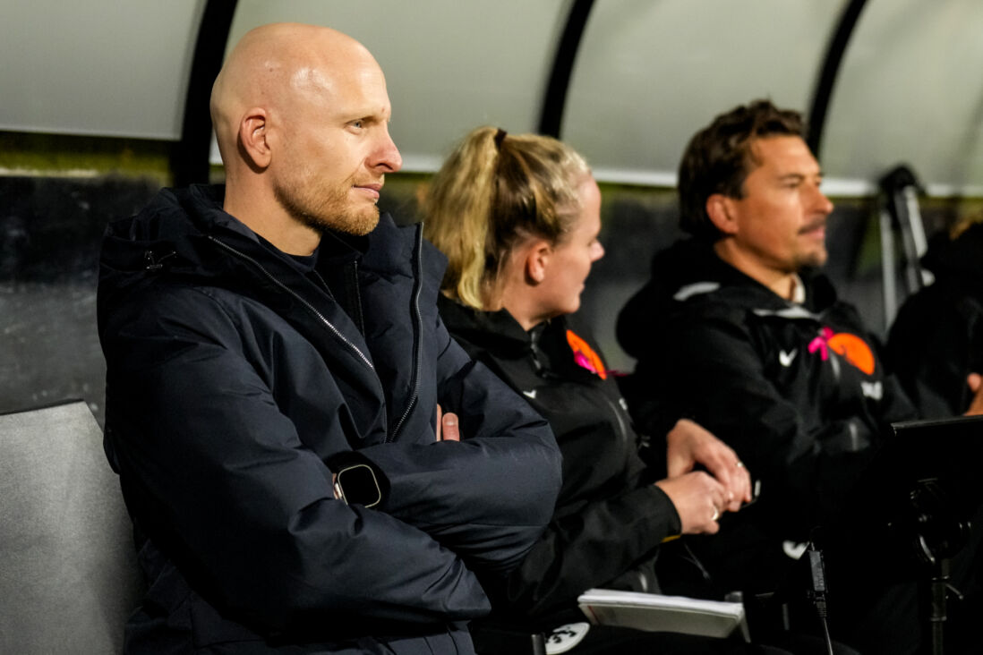 Arjan Veurink op de bank bij de OranjeLeeuwinnen