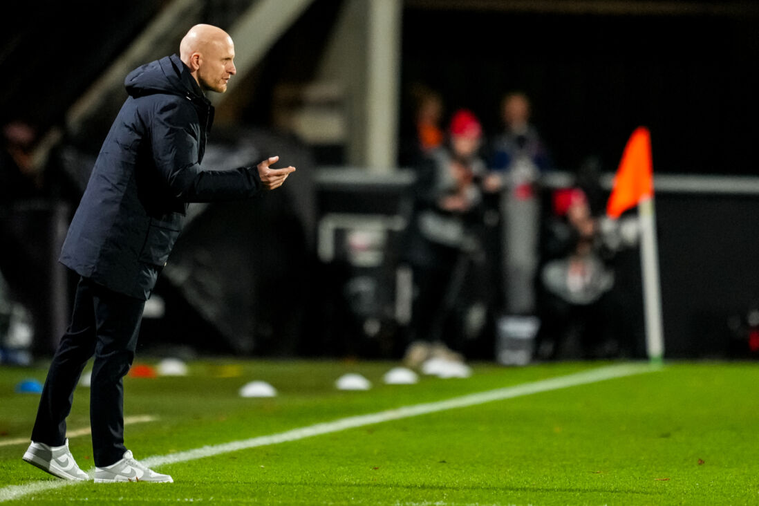 Arjan Veurink langs de lijn bij de OranjeLeeuwinnen