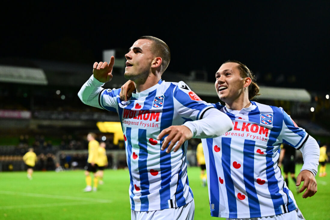 Vaclav Sejk viert zijn goal met Maxence Rivera