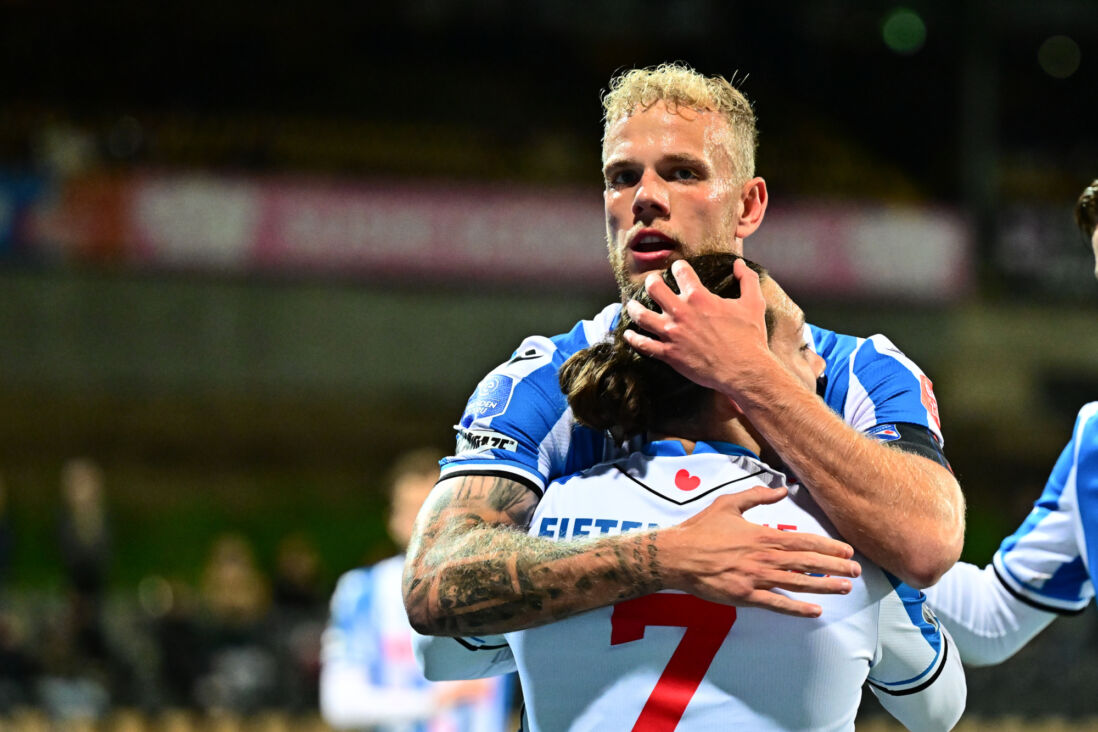 Luuk Brouwers omhelst Maxence Rivera