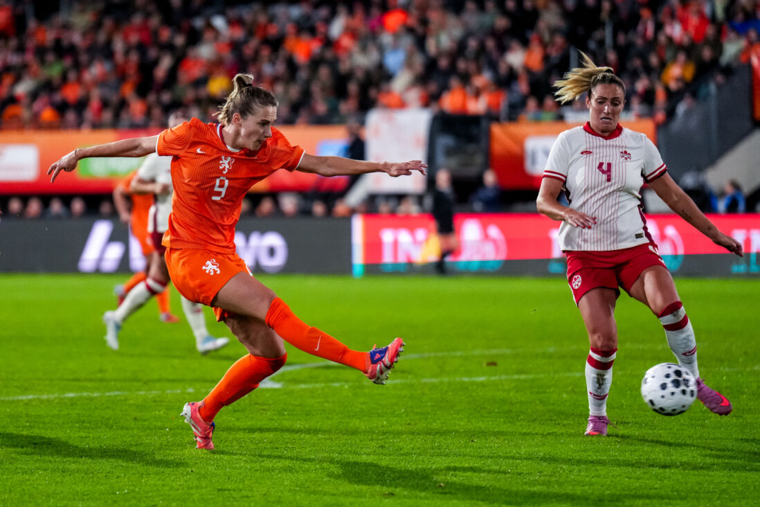 Vivianne Miedema in actie tegen Canada