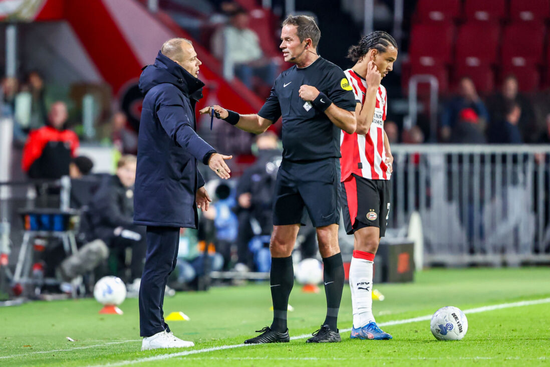 Danny Buijs discussieert met Bas Nijhuis