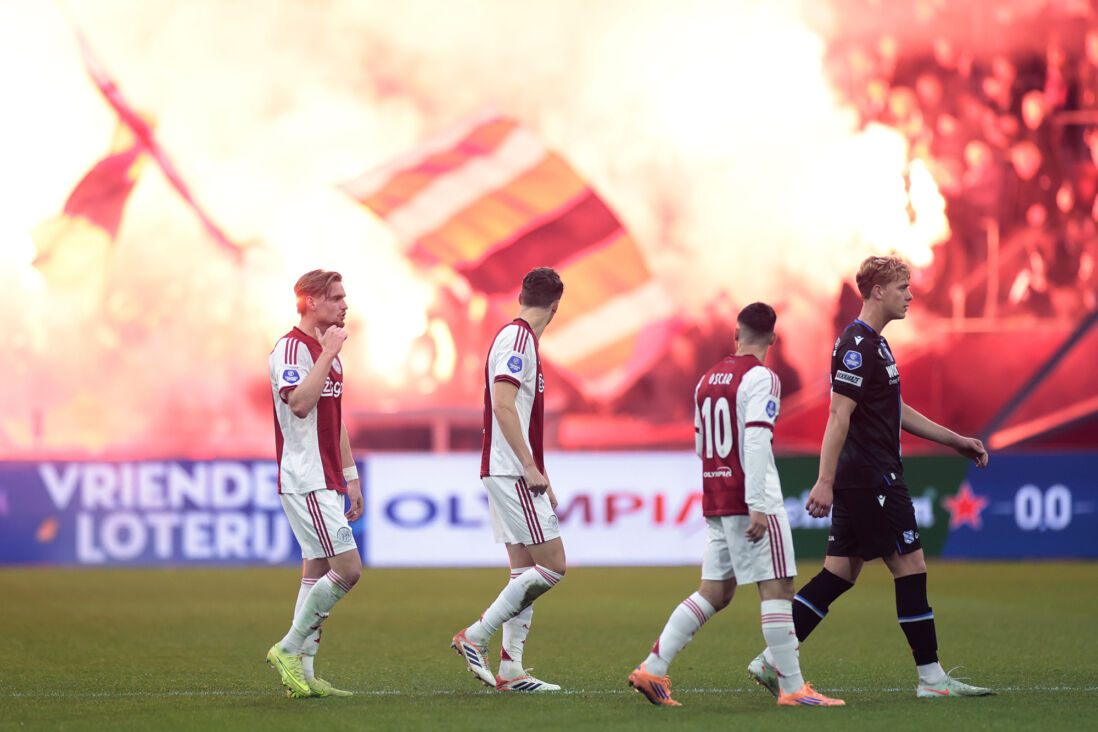 Ajax - SC Heerenveen gestaakt door vuurwerk