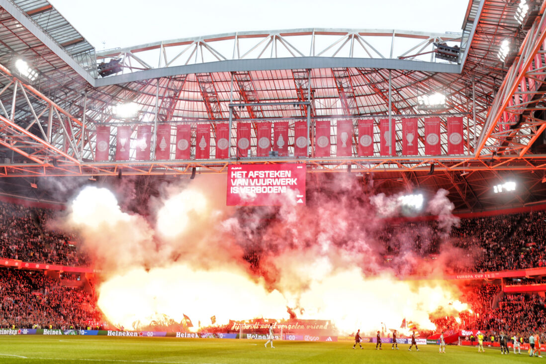 Vuurwerk als eerbetoon aan overleden Ajax-supporter Paddy.