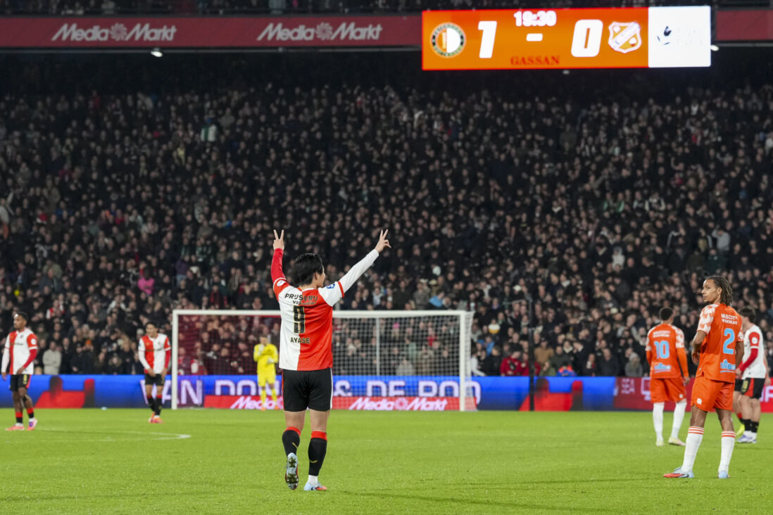 Ayase Ueda in de Kuip