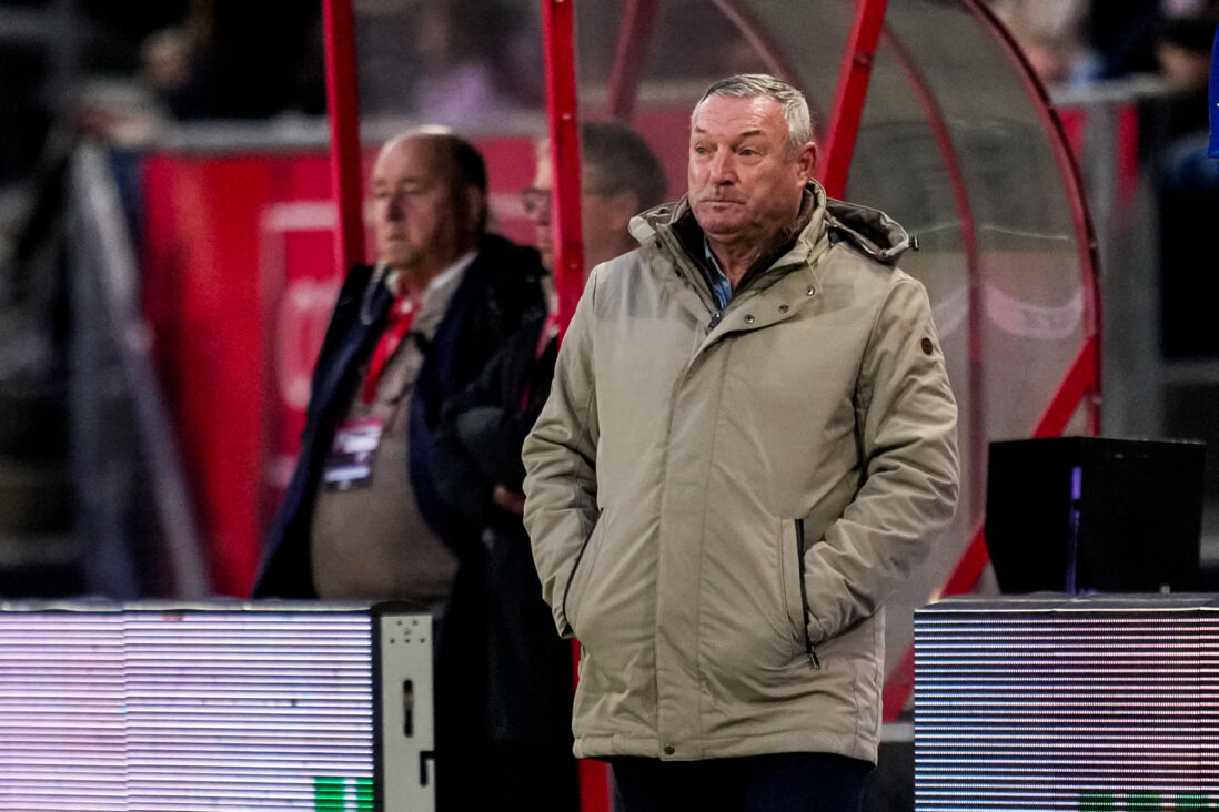 Ron Jans langs de lijn bij FC Utrecht