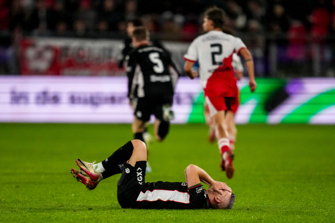 Bryan Linssen ligt op de grond tijdens FC Utrecht - NEC