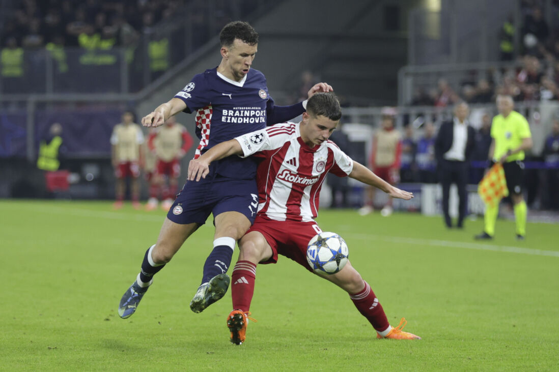 Ivan Perisic in duel met Christos Mouzakitis