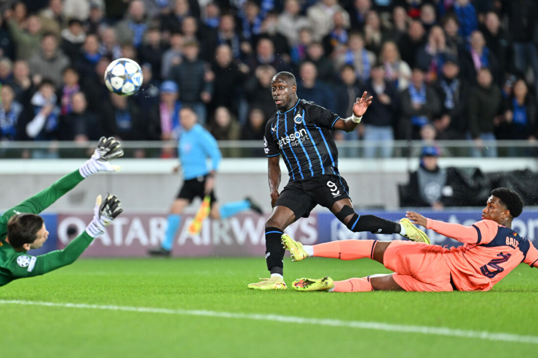 Carlos Forbs scoort tegen FC Barcelona