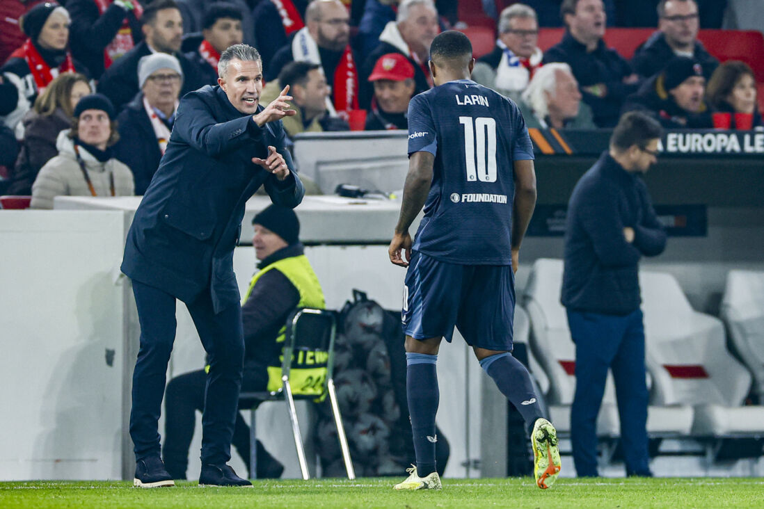 Robin van Persie coachend langs de zijlijn