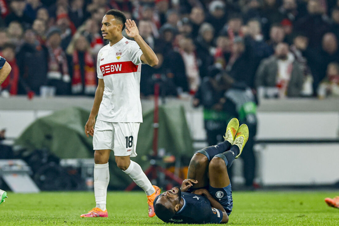 Cyle Larin ligt op de grond