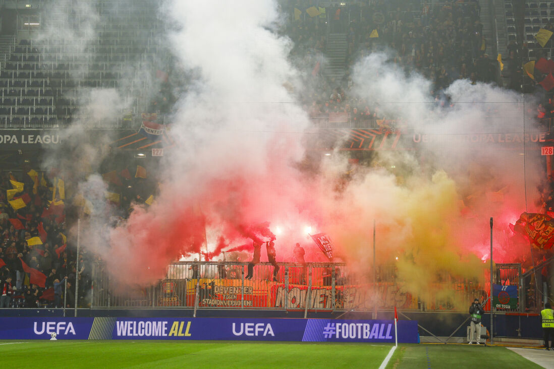 Supporters van Go Ahead Eagles in het uitvak in Salzburg