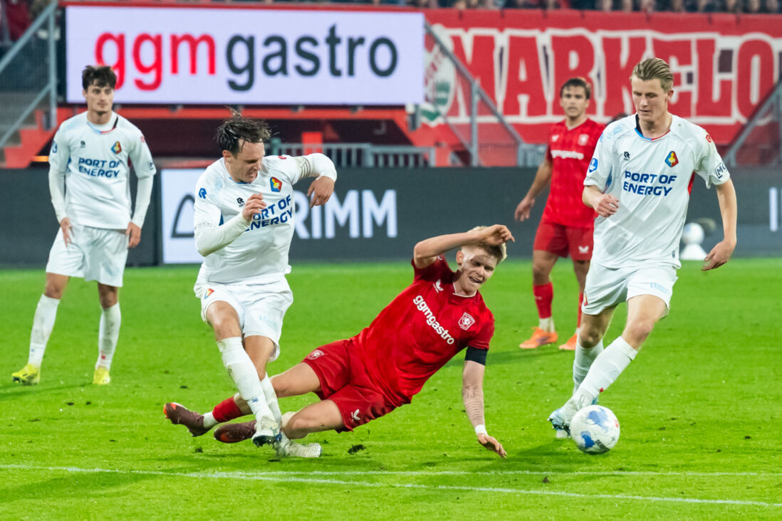 Kristian Hlynsson maakt een overtreding tegen Telstar