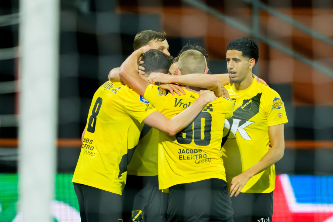 NAC Breda viert een goal tegen FC Volendam
