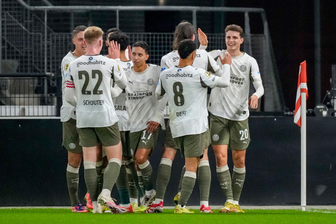 PSV juicht na een goal van Guus Til