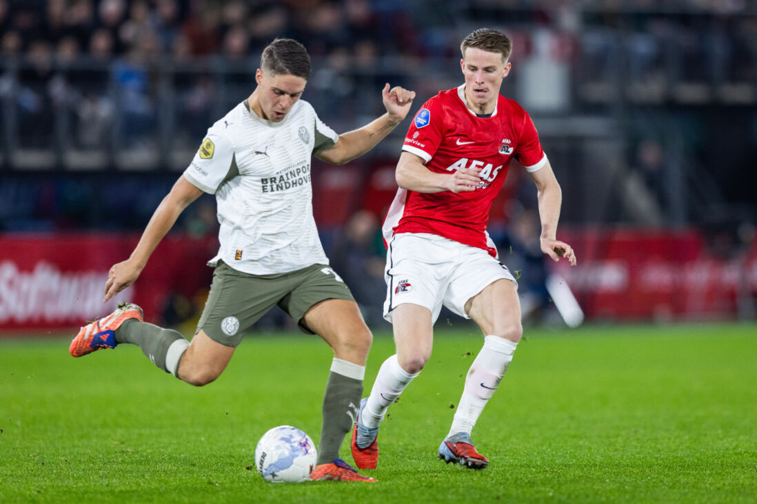 Joey Veerman in duel met Kasper Boogaard