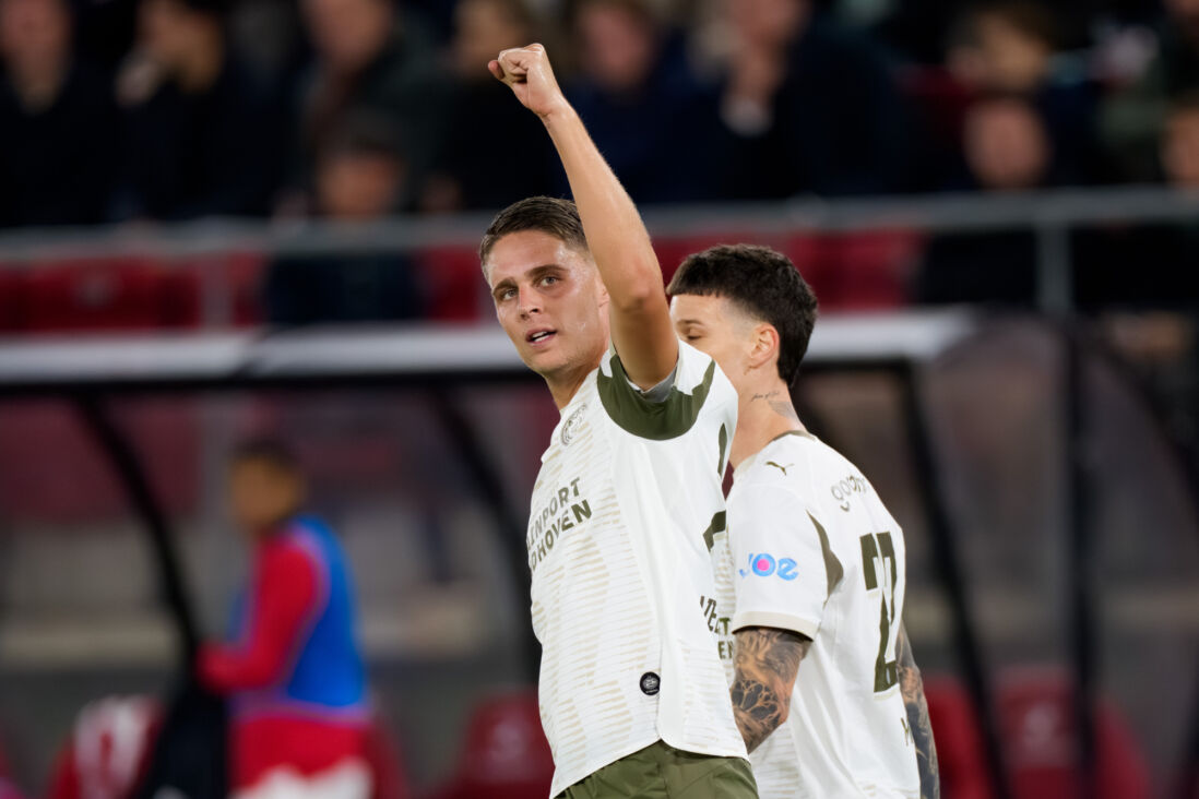 Joey Veerman juicht na zijn goal