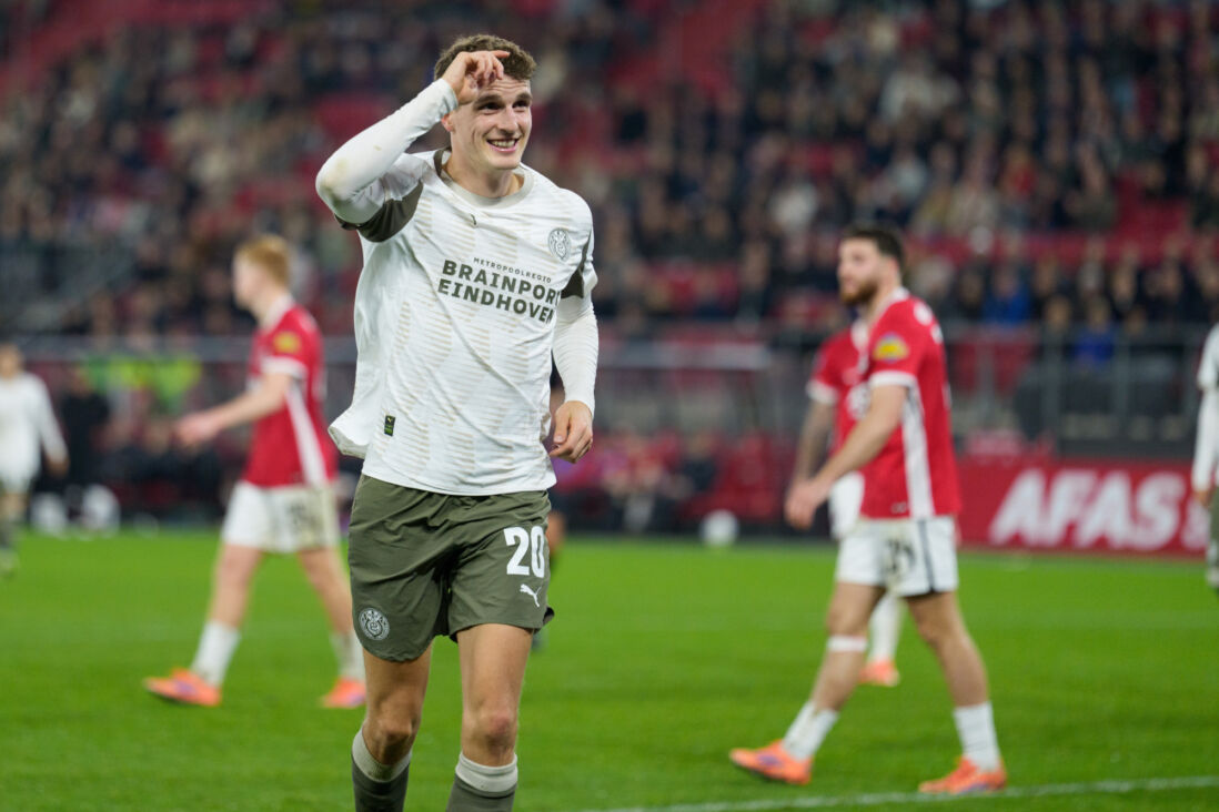 Guus Til na zijn derde treffer in Alkmaar