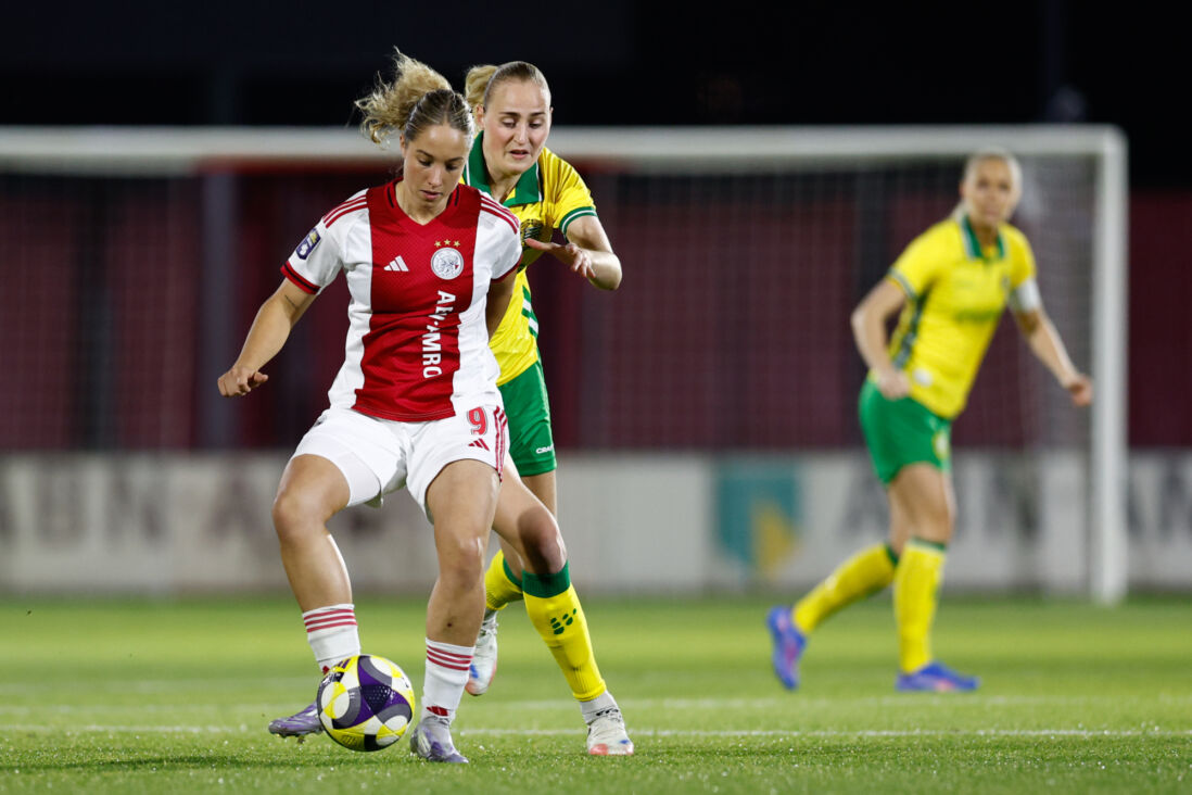 Danique Tolhoek (Ajax) in duel met Emilie Bragstad (Hammarby)