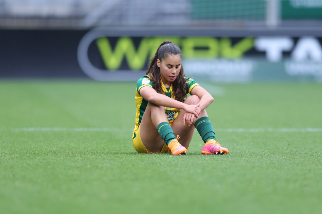 Ziva Henry zit teleurgesteld op het veld