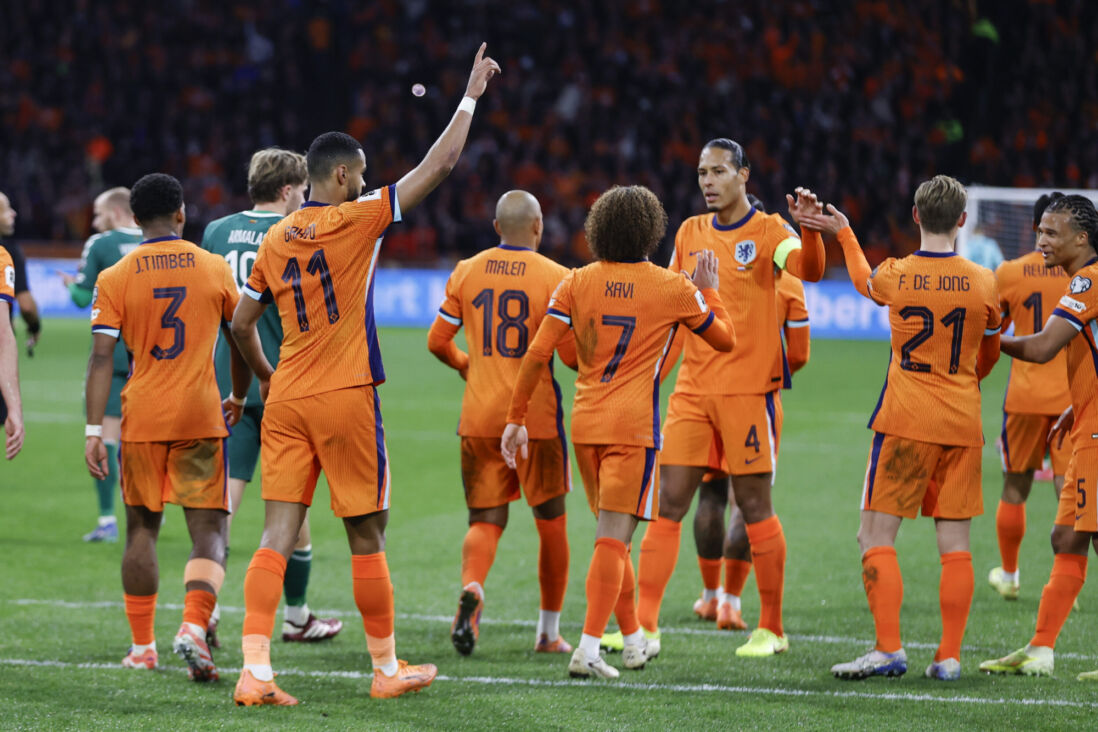 Het Nederlands elftal juicht na een goal tegen Litouwen