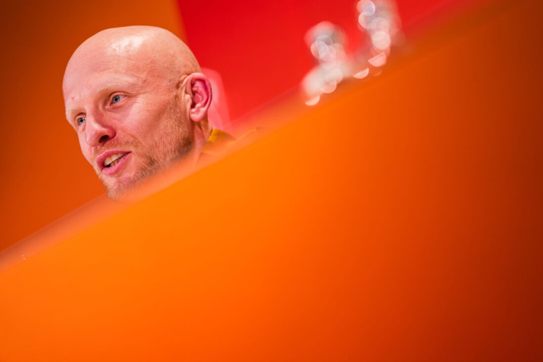 Arjan Veurink op een persconferentie