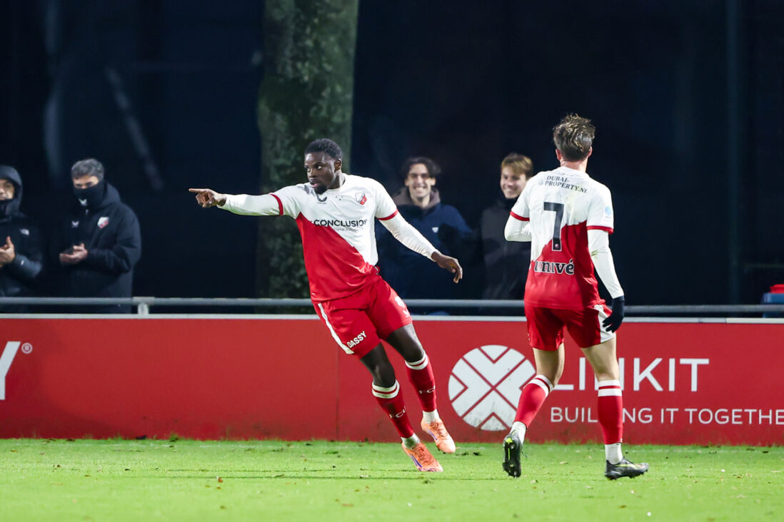 Noah Ohio juicht na zijn goal voor Jong FC Utrecht