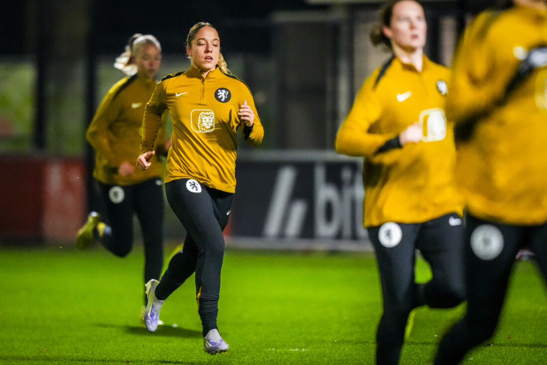 Danique Tolhoek op het trainingsveld bij de OranjeLeeuwinnen