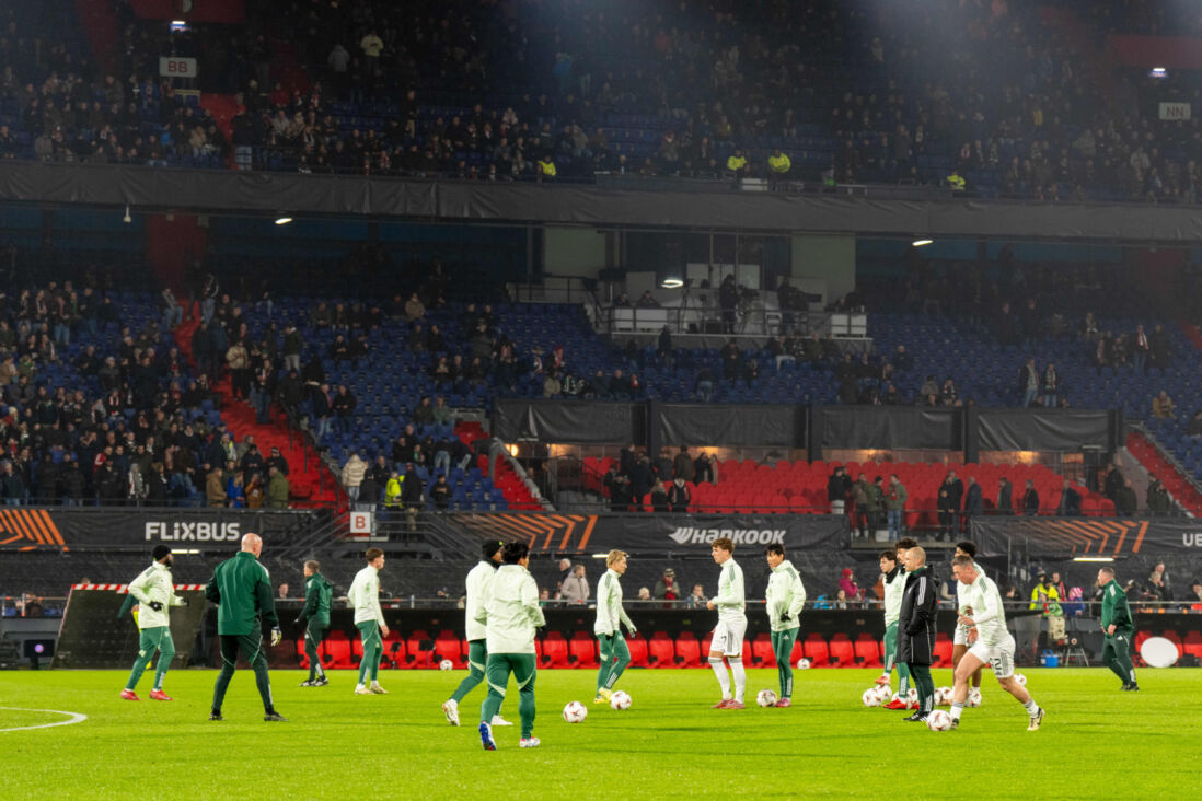 Celtic in de warming-up in de Kuip
