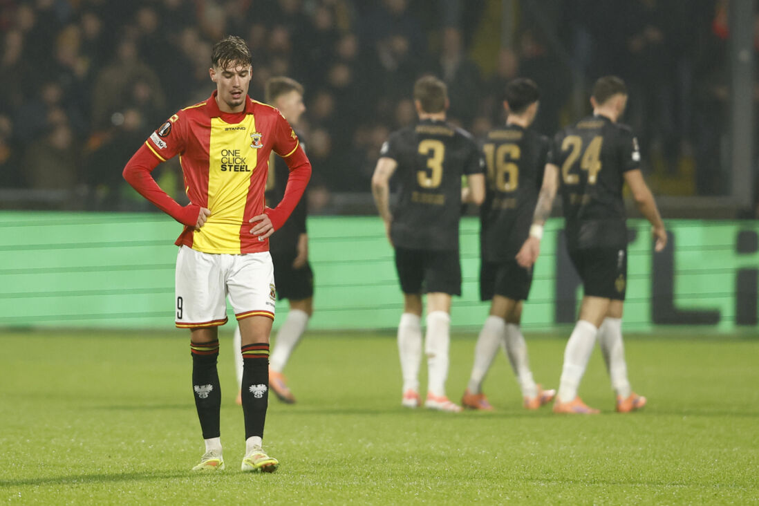 Milan Smit baalt van een goal van VfB Stuttgart