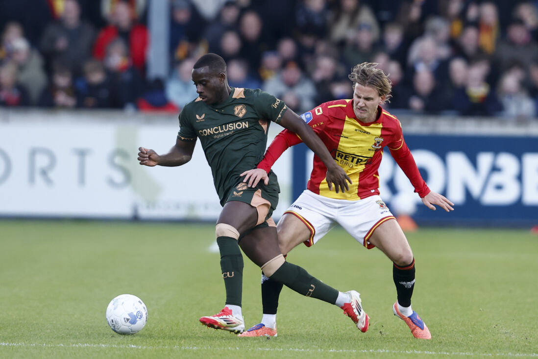 Yoann Cathline in actie tegen Go Ahead Eagles