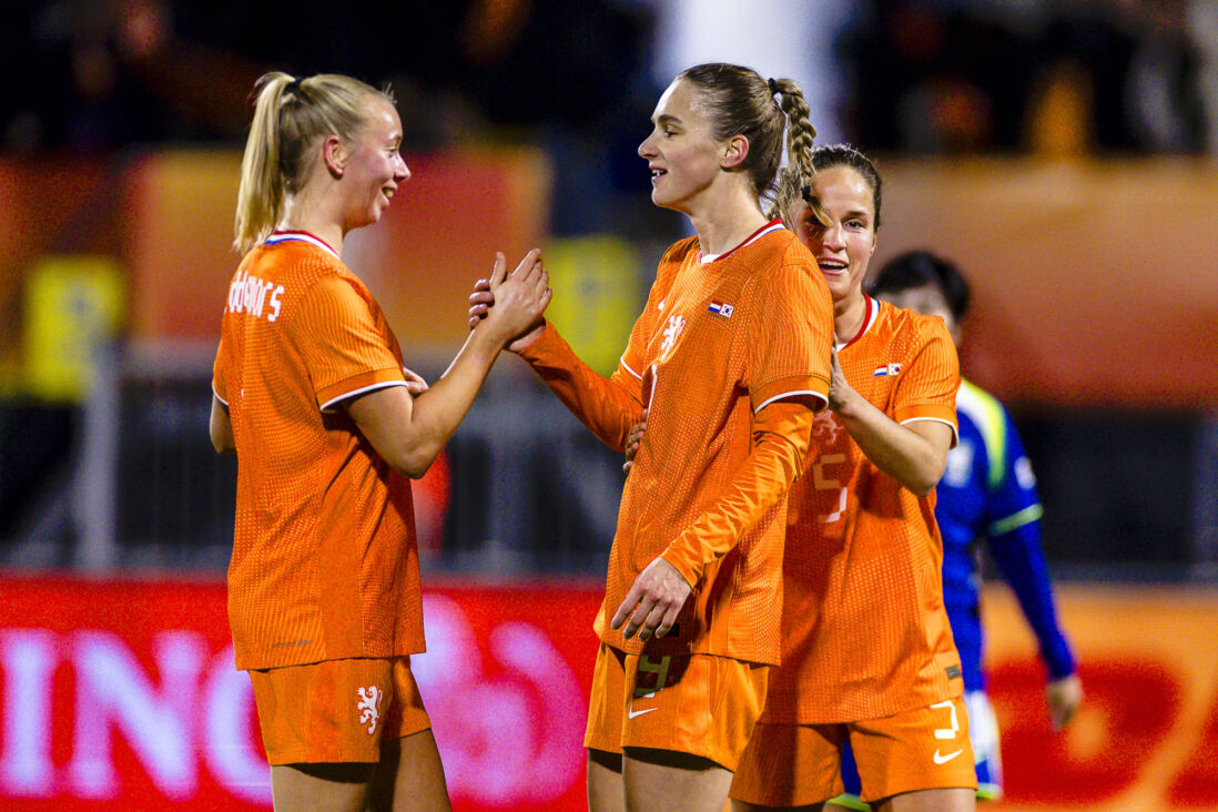 Ella Peddemors en Vivianne Miedema juichen