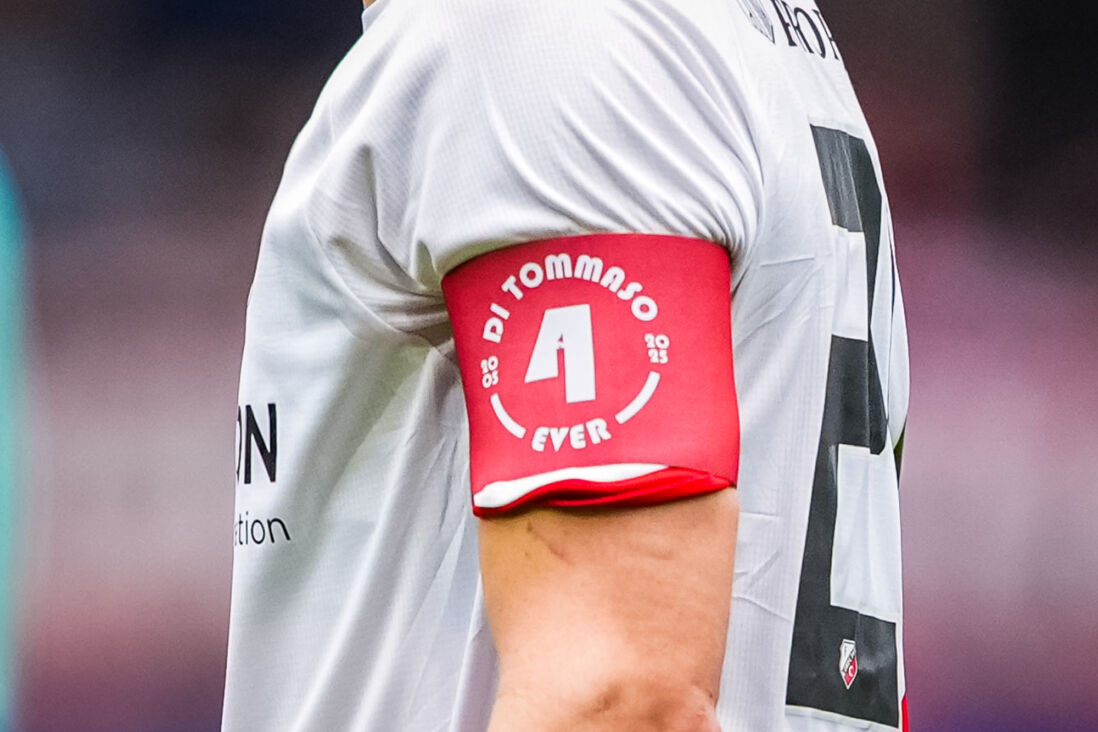 De speciale aanvoerdersband van FC Utrecht voor David Di Tomasso