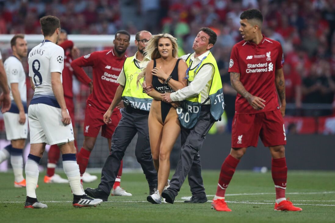 Kinsey Wolanksi op het veld bij de Champions League-finale tussen Liverpool en Tottenham Hotspur