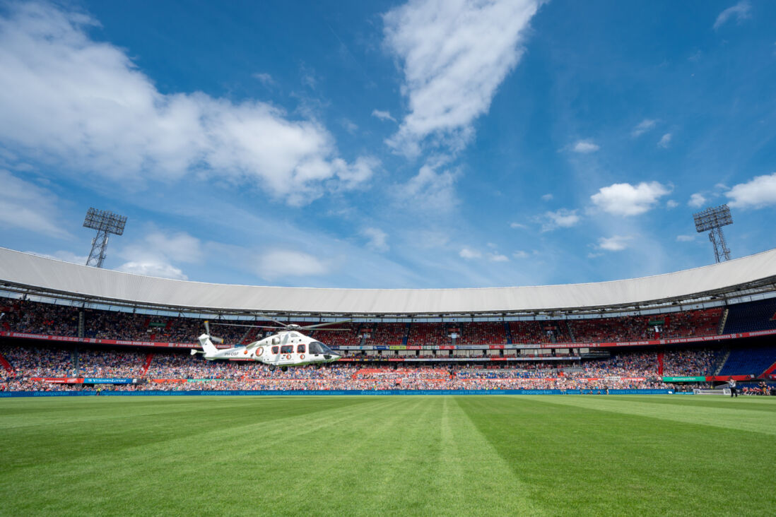 De Feyenoord-helikopter landt in De Kuip