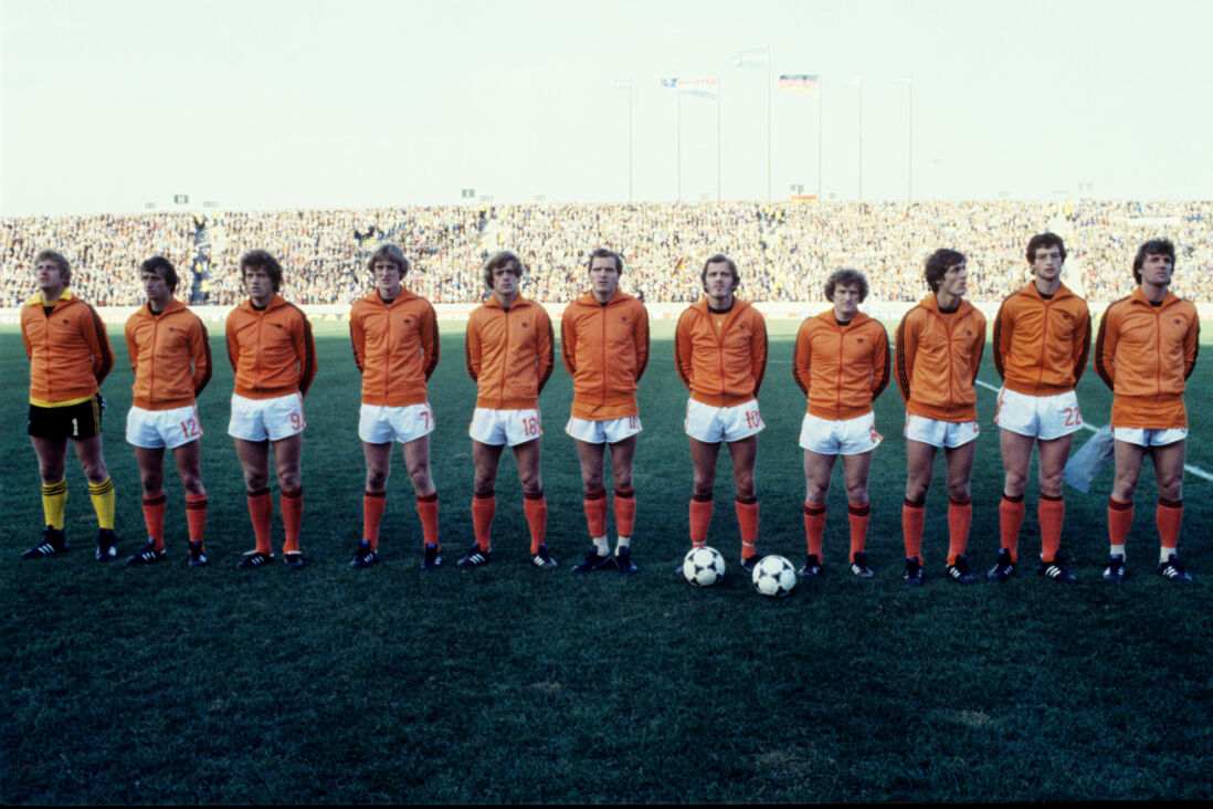 Piet Wildschut (vierde van links) voor het WK-duel met West-Duitsland in 1978