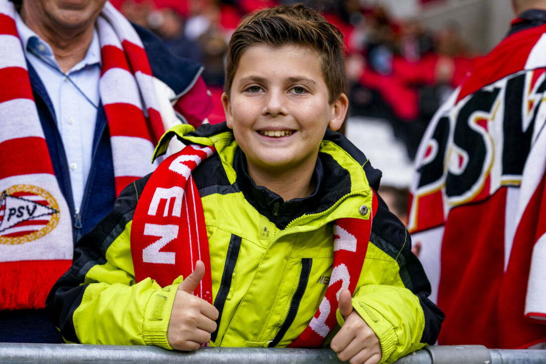 Een jonge supporter van PSV