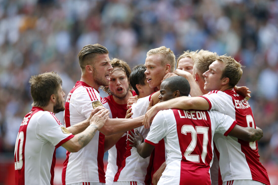Toby Alderweireld juicht na een treffer van Ajax