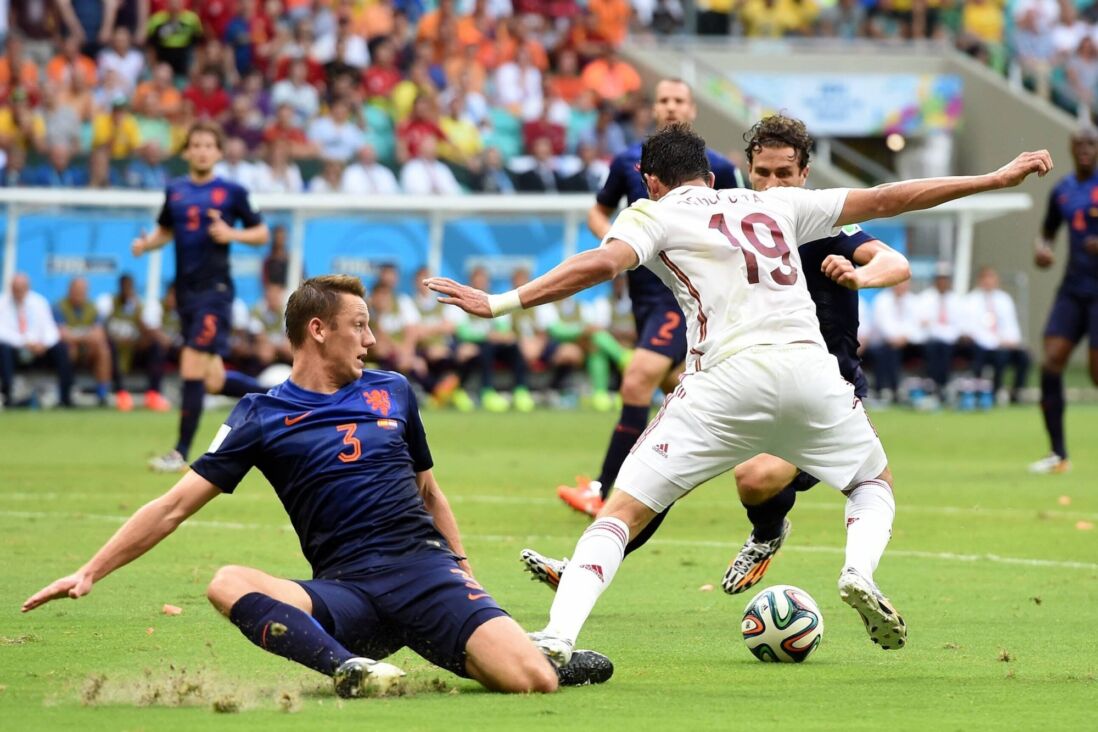 Stefan de Vrij in actie tegen Costa tijdens het 5-1 gewonnen duel