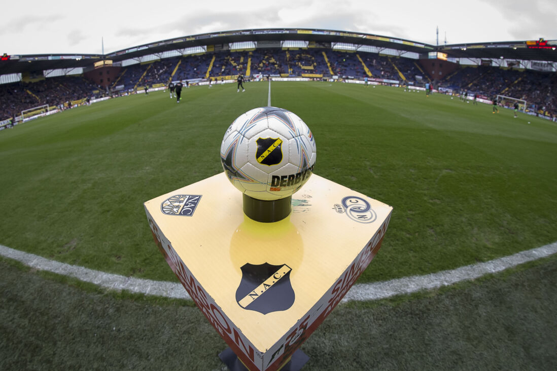 Een bal met het logo van NAC Breda in het Rat Verlegh Stadion