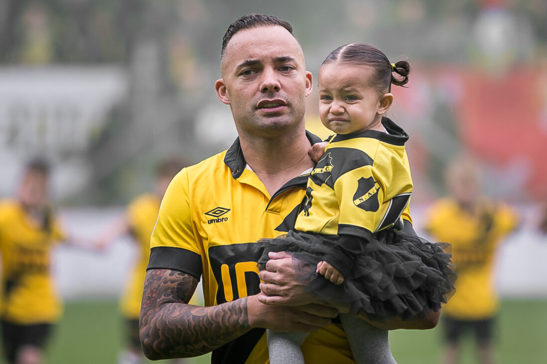Demy de Zeeuw in het shirt van NAC Breda