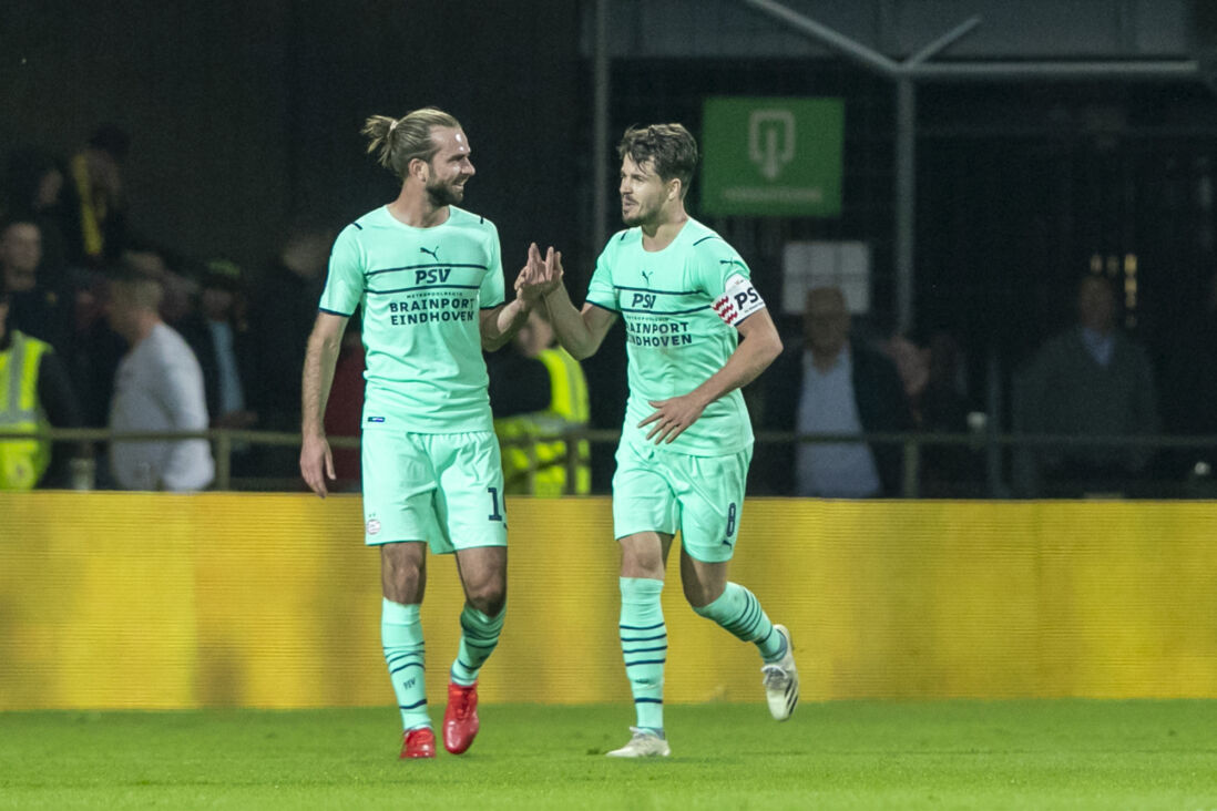 Davy Pröpper en Marco van Ginkel tegen Go Ahead Eagles