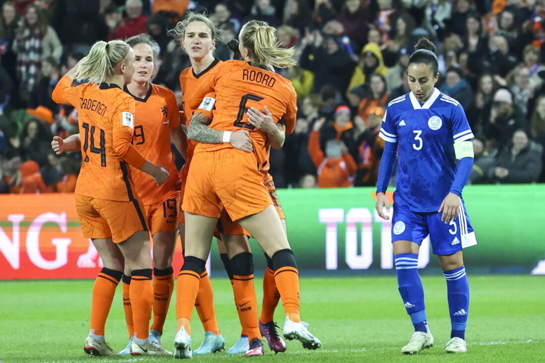 De OranjeLeeuwinnen juichen na een goal van Jill Roord tegen Cyprus