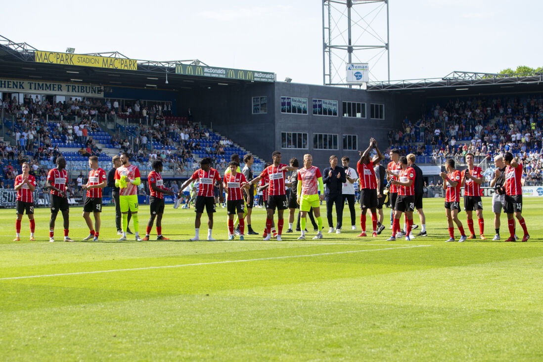De PSV-selectie viert de overwinning tegen PEC Zwolle met de supporters