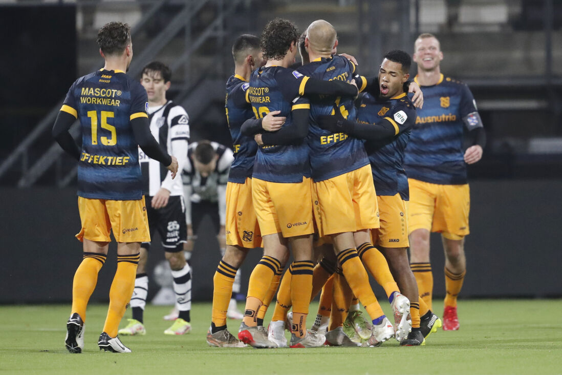 Blijdschap na de goal van Joey Veerman tegen Heracles