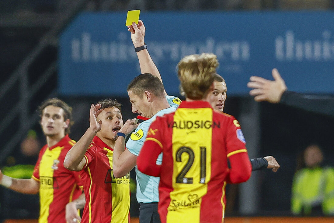 Dean James krijgt zijn tweede gele kaart