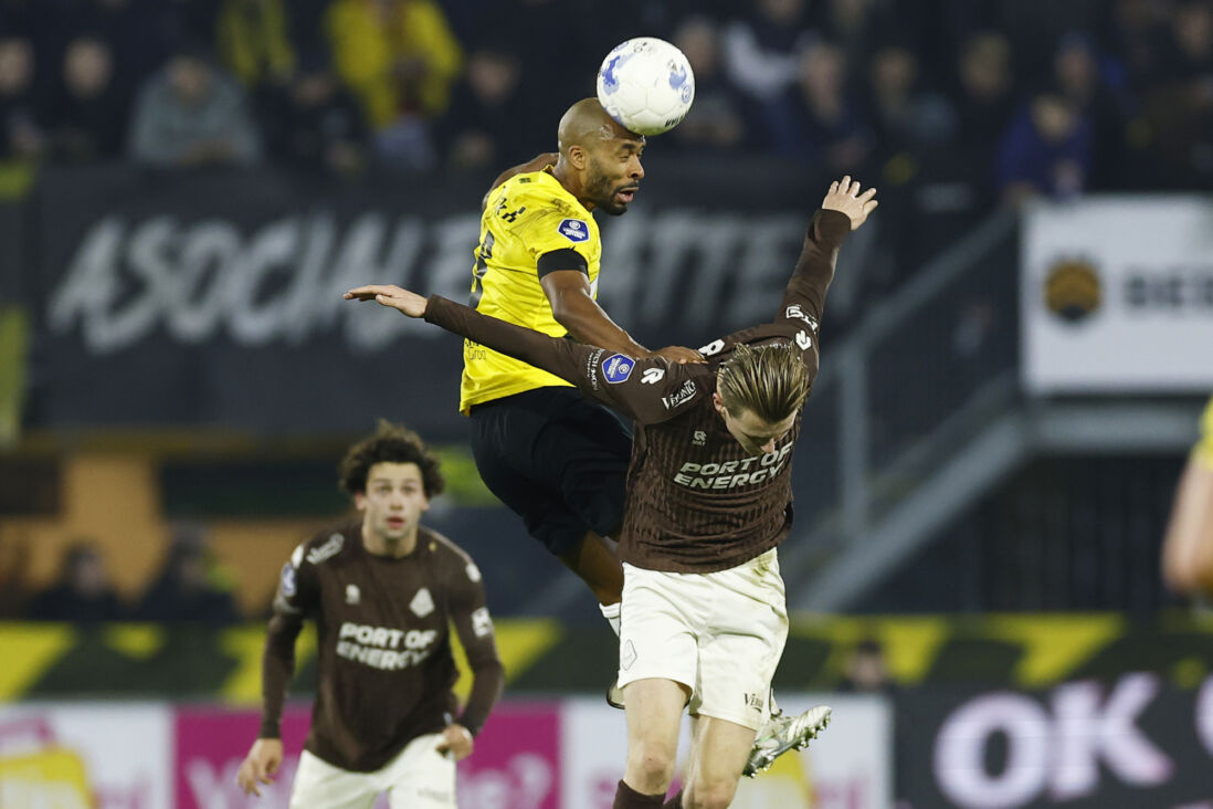 Denis Odoi in het duel met Telstar